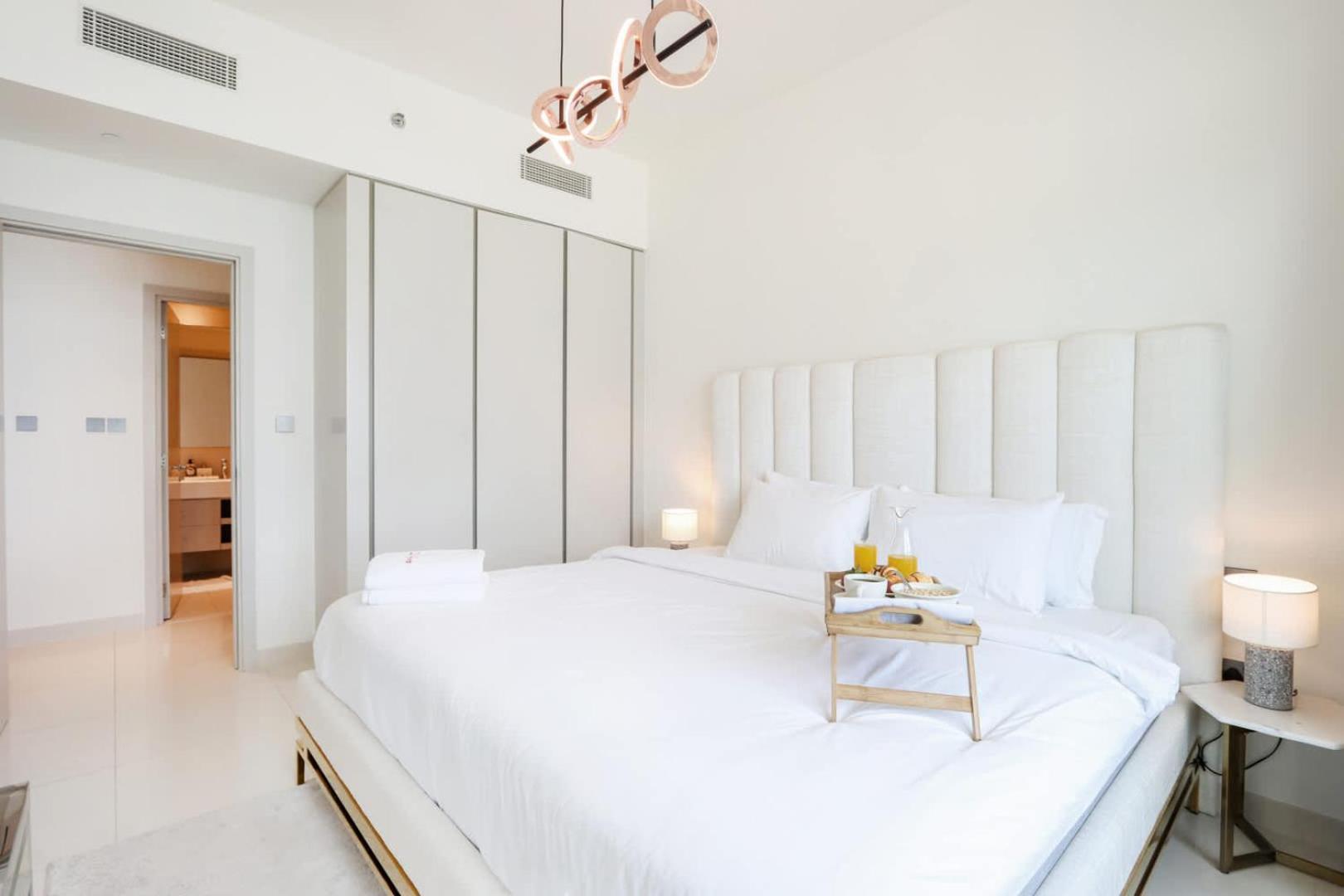 Livbnb - Chic 1br, Beachfront & Marina Views Apartment